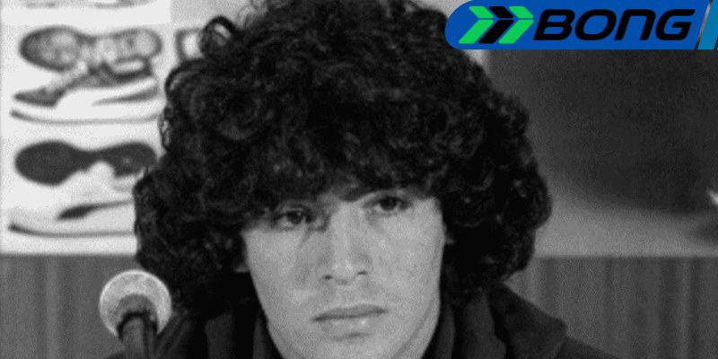Tuổi thơ của huyền thoại bóng đá Maradona